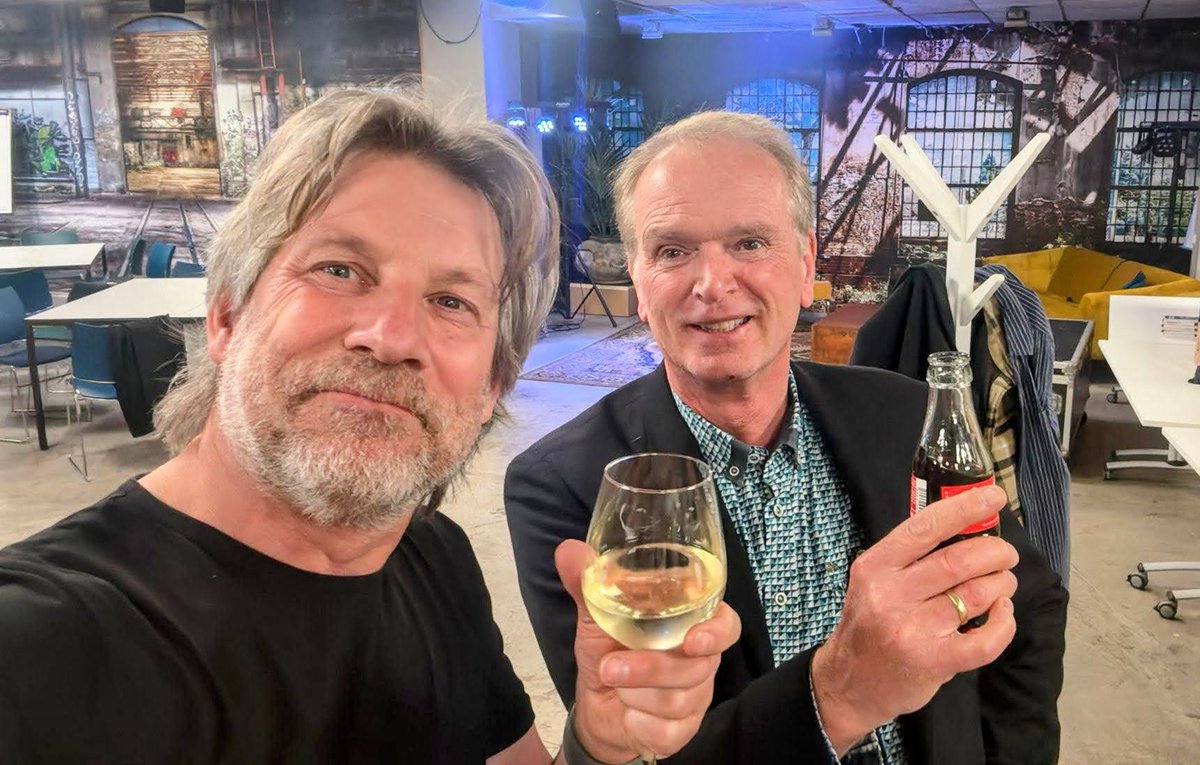 De #KNVI-borrel in #Utrecht was in combinatie met een sessie van #DigitaleFitheid. Leuk om <a href="/martijnaslander/"> martijn aslander</a> (en anderen) weer eens te spreken! Laatste keer dat ik hem zag was bij een #ApeldoornIT Congres in 2018: x.com/Leenmovies/sta…