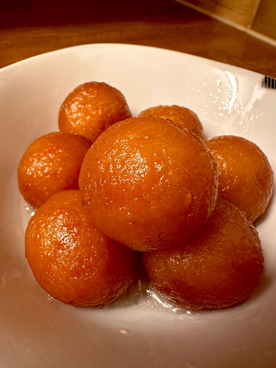 Snowwhittey's tweet photo. Bread Gulab Jamun..🥰😍

#chefsnow 😎 https://t.co/h1jHcUcgqi