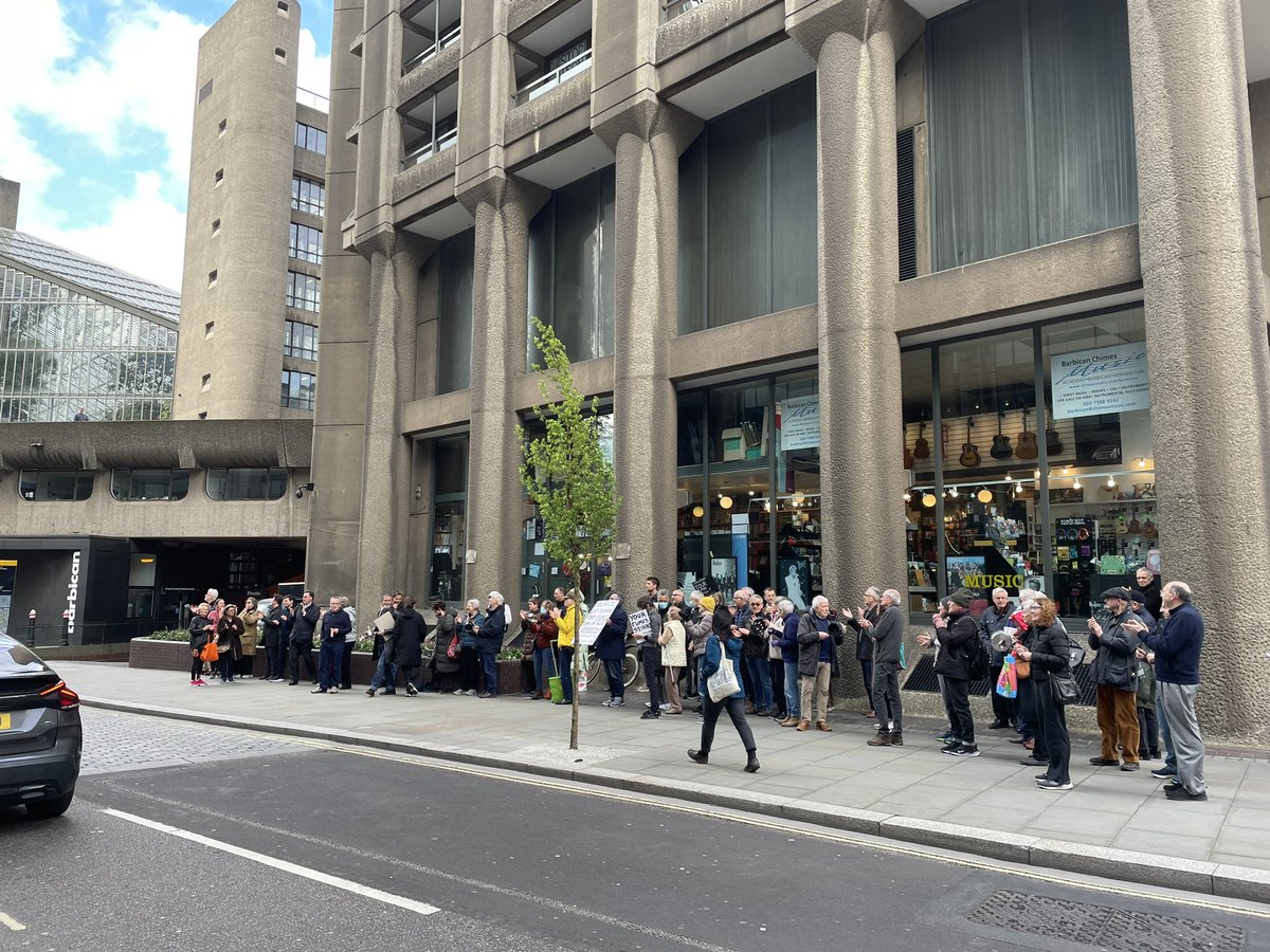 gordonwise's tweet image. Good morning @LinklatersLLP from your Silk St @cityoflondon #Barbican neighbours. What gives you the right to install polluting generators in the street outside our homes? No-one seems to work at your hq! Stop the Stink! @Barbican_Assoc #CromwellTower #SpeedHouse