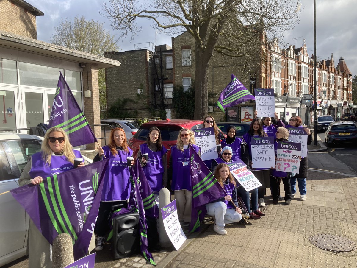 We moved our #BarnetUNISON Mental Health social worker  picket line to outside their other workplace ✊