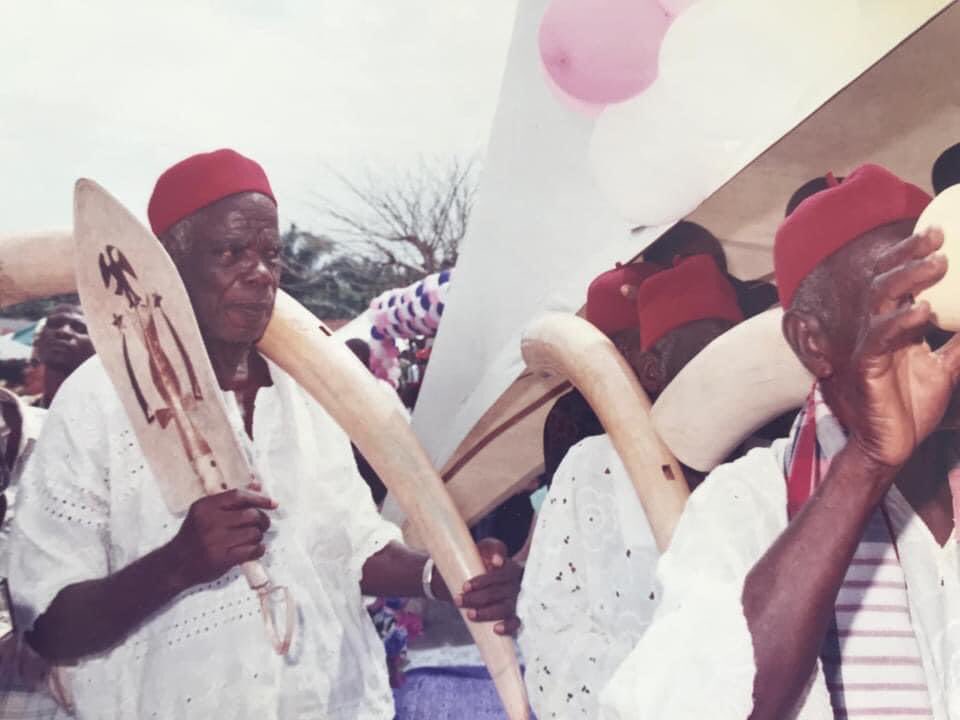 #Todayinhistory, 16th April 2001, Chukwuemeka Odumegwu Ojukwu and Iyom Bianca traditional marriage happened in Ngwo, Enugu State.

Who do you recognise in these pictures?