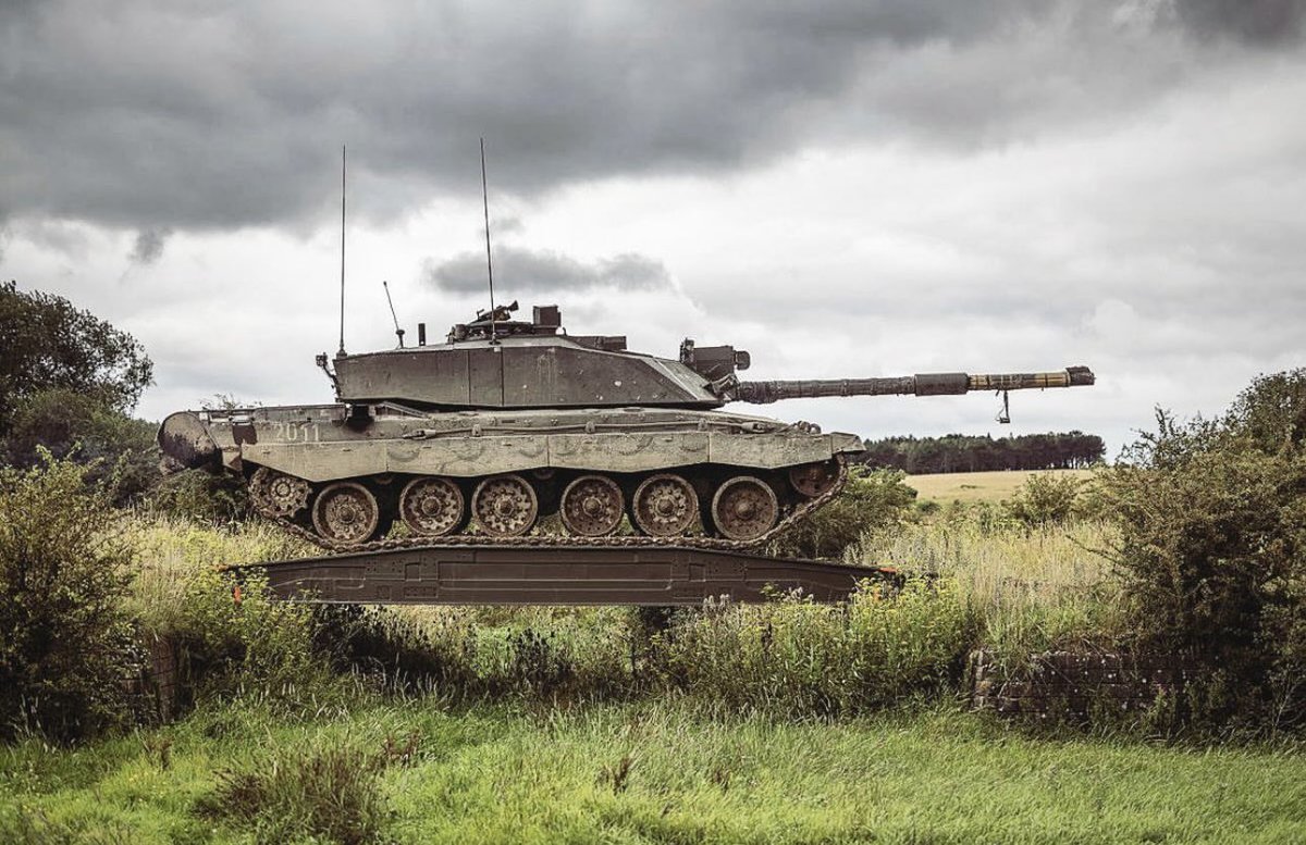 #tanktuesday a Challenger 2 tank crew on the move. If you would like to become a member of a tank crew please visit: jobs.army.mod.uk/roles/royal-ar… #armyjobs #armoured #robustagilecapable #britisharmy #tanks #army #british #defence #military #cavalry #bethebest