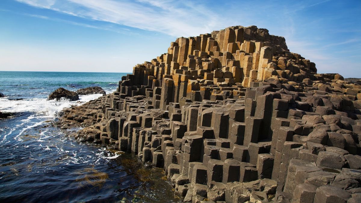 @sergioa94679493 Impressive geology but perfectly natural. These are columns of basalt which forms as the liquid material cools. Not at all uncommon. Fingal’s Cave and the Giant’s Causeway are tow famous examples here in the UK.