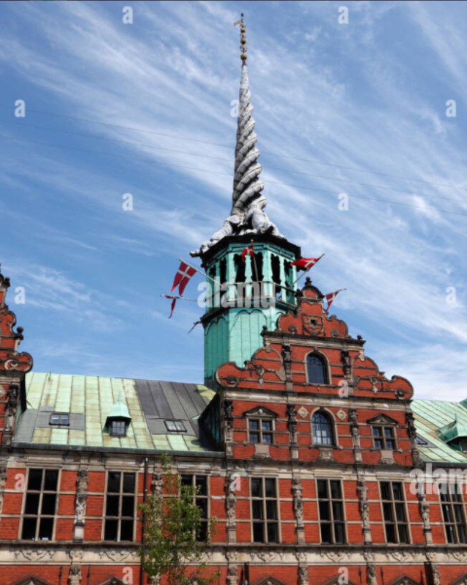 Arde el edificio de La Bolsa en Copenhague. Para los daneses tan simbólico como “Notre Dame” para los franceses. Acaba de desplomarse su torre principal, donde siempre ondea la “Dannebrog” danesa 🇩🇰 Toda Dinamarca en estado de “shock” 🥲
