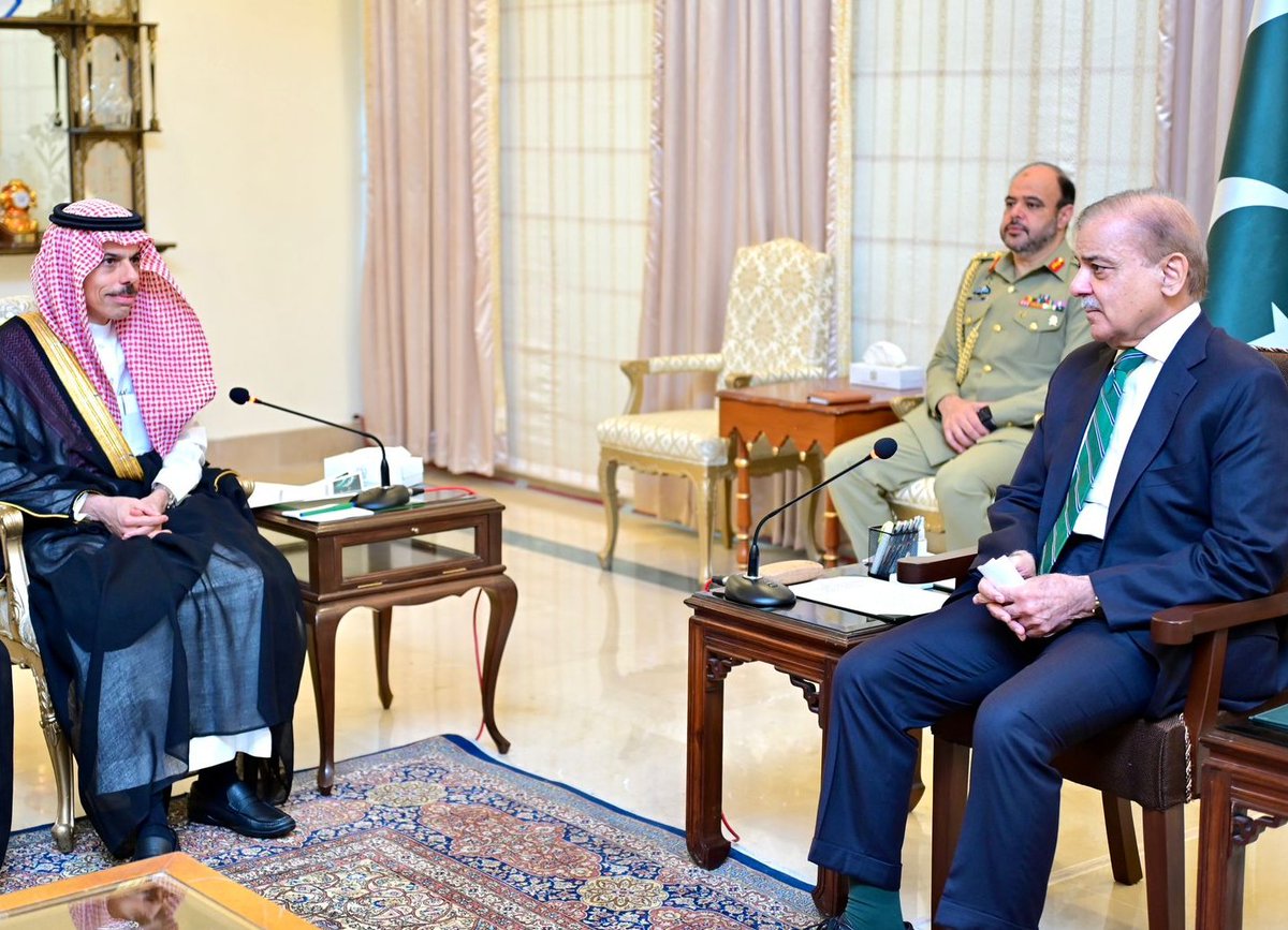 Foreign Minister of the Kingdom of Saudi Arabia H.E. Prince Faisal bin Farhan al-Saud @FaisalbinFarhan, leading a high level delegation, called on Prime Minister @CMShehbaz  in Islamabad.