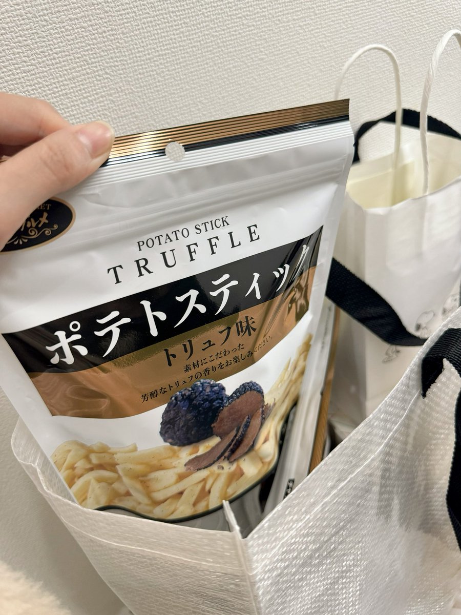 amatsuka_moe's tweet photo. 個展に鷲尾めいちゃんが来てくれて、差し入れを山盛り…🥹💗

お腹いっぱい心もきゅんきゅん！
大感謝です！！！

ありがとう🥲✨ https://t.co/Bj0WjixFje