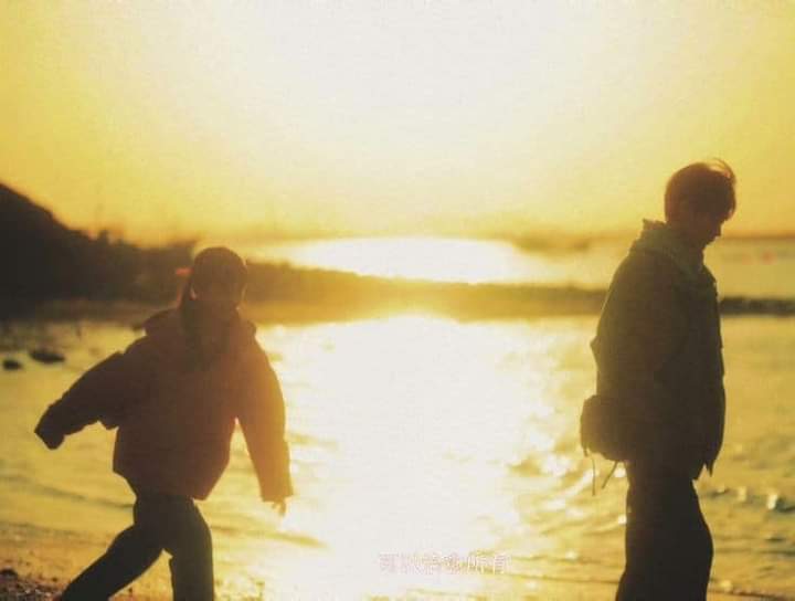 Thi đại học xong, thầy giáo chủ nhiệm nói với chúng tôi.

 "Bây giờ các em có thể đi tỏ tình với người mình thích rồi, cho dù chỉ là trao cho cậu ấy một cái ôm mà thôi, nhưng đừng để sự nhát gan của hôm nay trở thành tiếc nuối mãi về sau..."

Dù lời nói