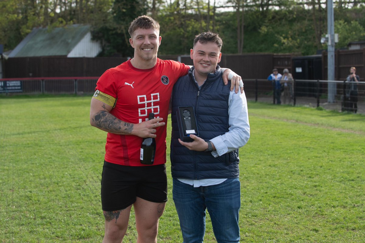 Max presented with the MOTM award after our victory over @cogenhoeunited by match sponsors @SunskipsH 🍾 👏🏻 On his 300th appearance for the Stutes. Fitting 🔴⚫️