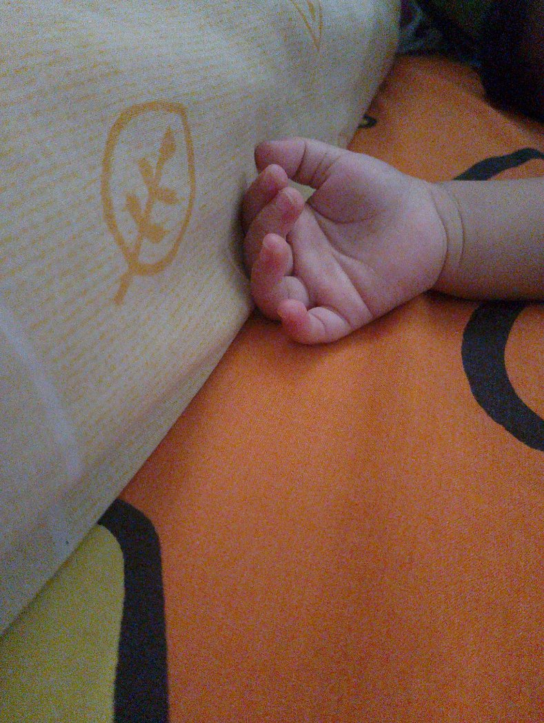 maximalpha29's tweet photo. Setiap anak tidur. Selalu memperhatikan tangan nya. Entah kapan tangan anak ini sudah tak mau kugenggam karna lingkungan nya https://t.co/ZIzZn2YcJx