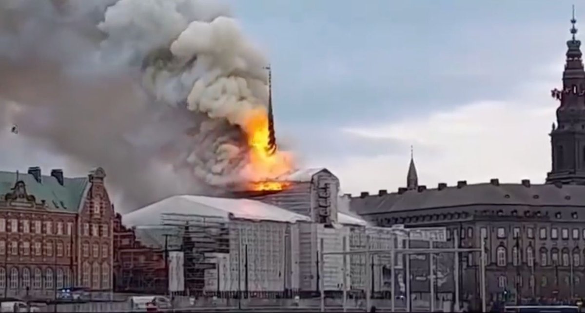 Katastrophe in Dänemark: Historische Börse in Kopenhagen steht in Flammen nius.de/news/katastrop…