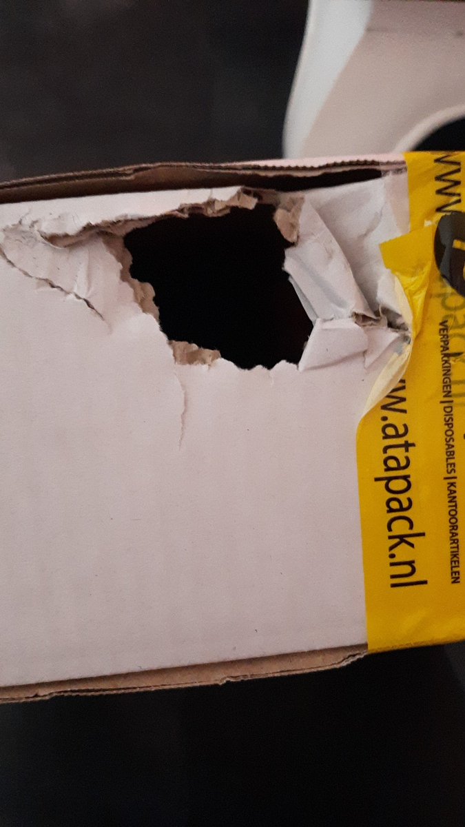 Reaguurder's tweet photo. @LavieJanRoos @DHLNL DHL is echt een verschrikking. Hier meerdere pakketten die verdwenen zijn in hun sorteercentrum. Pakketten die wel aankomen hebben vaak een peephole erin, alsof er eerst even in is gespiekt of er iets interessants inzit. https://t.co/JdPCTOvxwu