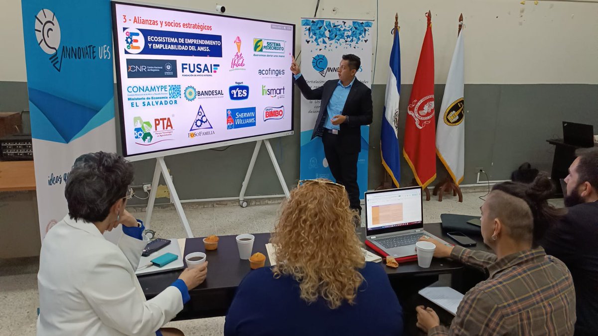 JOVESOLIDES's tweet photo. ▶️Entrevista en la radio universitaria YSUES.🎙

▶️Reunión técnica de seguimiento para verificar los avances técnico-operativos y financieros y planificar las próximas actividades.💡

@PedroCarceller #InnovateUES #CooperaciónTécnica #ElSalvador https://t.co/2FdHObkjEY
