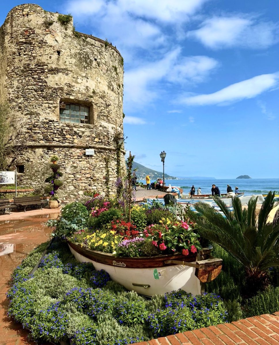 La primavera a #Boccadasse, #Vernazza #Laigueglia e #Dolcedo ® Quattro borghi perfetti per una passeggiata accompagnati dal clima mite, tra case colorate e il rumore del #mare #lamialiguria #Liguria | IG📸 @alespakka @andiamo_sergio @renaminu1 @biblioteca_del_viaggiatore