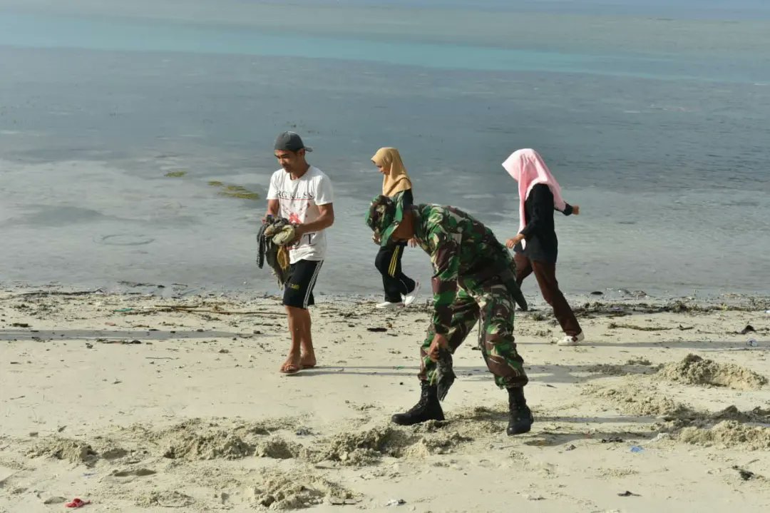 Anggota TNI Bersama Warga Di Polman Bersihkan Pantai