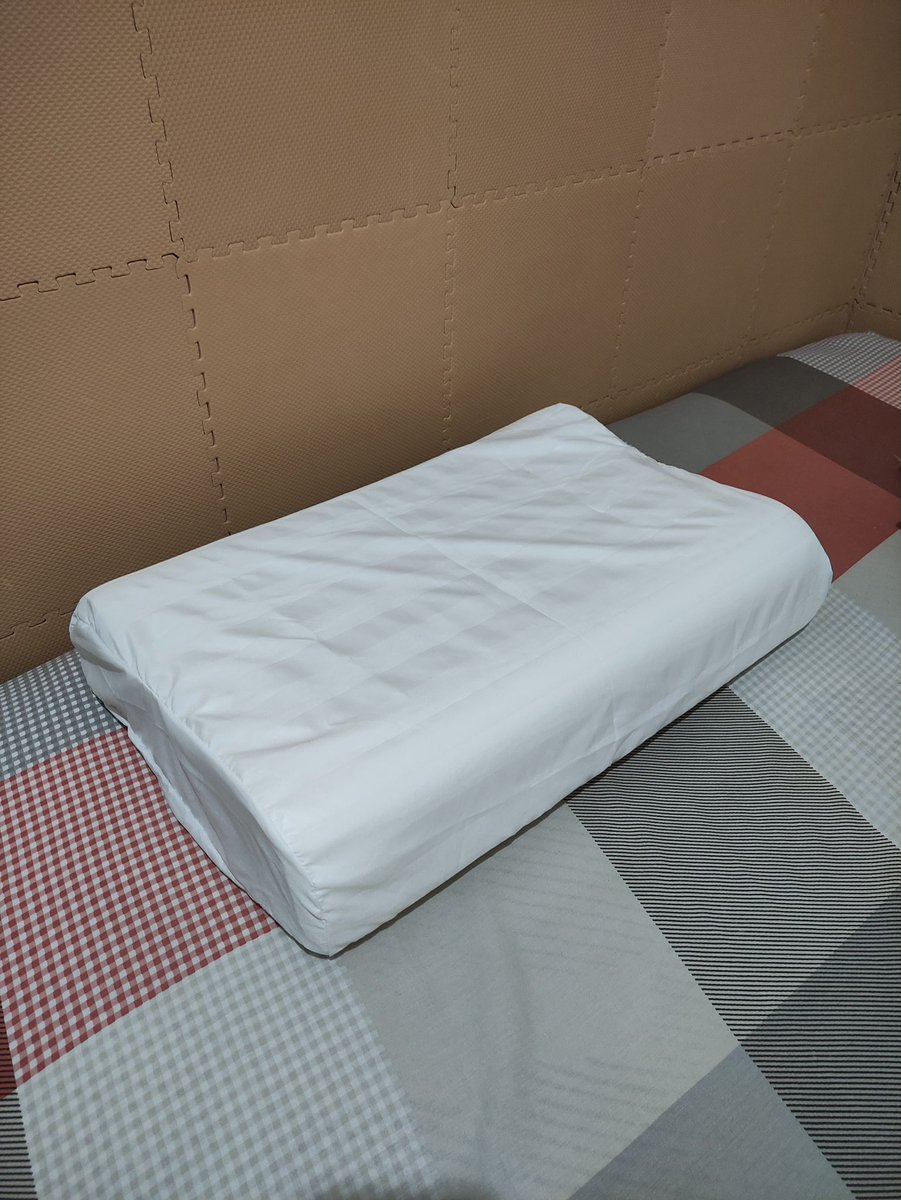 Bantal itu ngaruh banget ternyata buat dapetin tidur yg berkualitas

Disaranin temen buat tidur pke bantal latex, kebetulan dia pengorok handal trus dia cerita pas pke bantal ini ngoroknya jd mendingan

Terlepas dr bisa redain dengkuran, PAKE BANTAL GINIAN TERNYATA ENAK SEKALI 😭