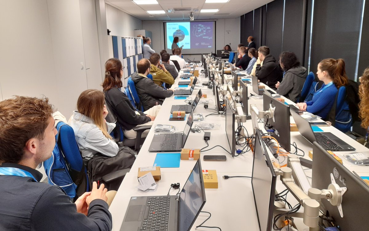 AtosES's tweet photo. 🙌 Damos la bienvenida a 18 jóvenes talentos en nuestras oficinas de #Santander. Nuestros nuevos compañeros empiezan un viaje de desarrollolleno de aprendizaje y crecimiento. 

¡Bienvenidos a la familia Atos y a un futuro brillante a nuestro lado! 💙
#AtosTechTalent #PowerOfWe https://t.co/QfjYvrLwgu