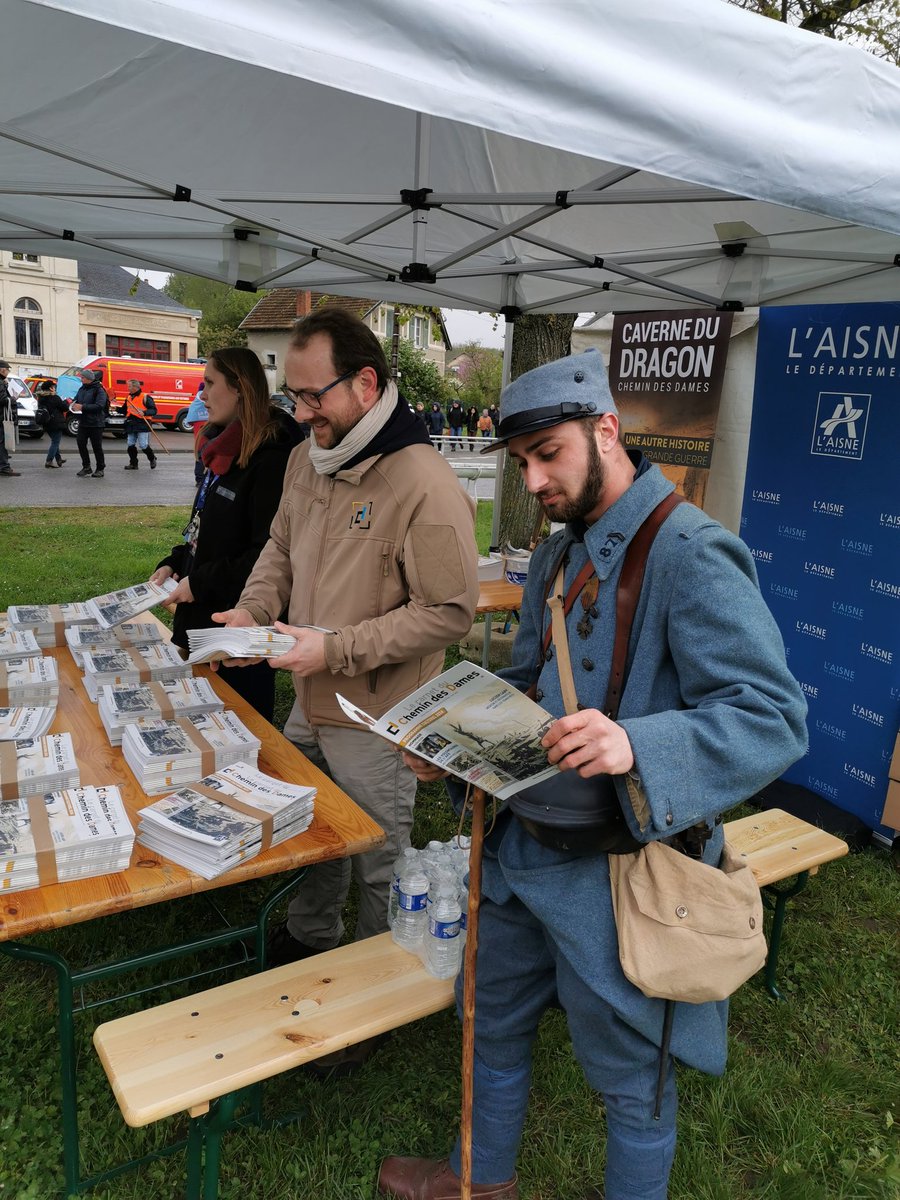 Aisne1418's tweet photo. Merci aux 300 marcheurs venus ce matin à 5h45 pour la journée de mémoire du #ChemindesDames en cette date anniversaire de l'offensive du 16 avril 1917 ! #GrandeGuerre #Aisne #HautsdeFrance #terredemémoire https://t.co/rQQ2AHIslK