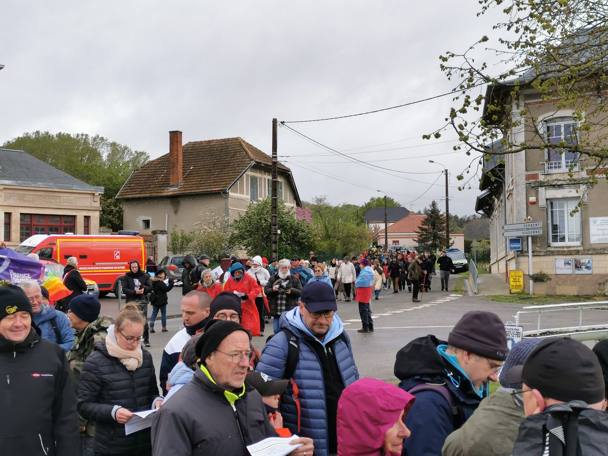 Aisne1418's tweet photo. Merci aux 300 marcheurs venus ce matin à 5h45 pour la journée de mémoire du #ChemindesDames en cette date anniversaire de l'offensive du 16 avril 1917 ! #GrandeGuerre #Aisne #HautsdeFrance #terredemémoire https://t.co/rQQ2AHIslK