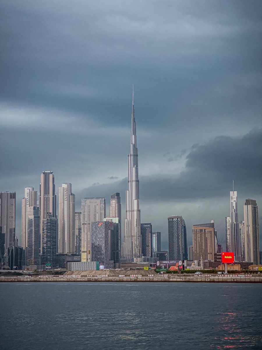 DXBMediaOffice's tweet photo. أيقونة #دبي وسمائها خلال الأجواء الماطرة.

Dubai's iconic Burj Khalifa during the rainy weather https://t.co/G4ecSAe1rB