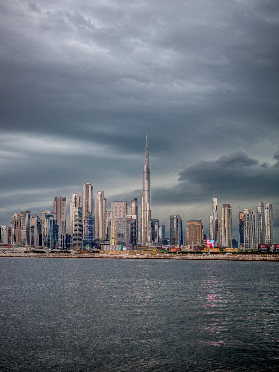 DXBMediaOffice's tweet photo. أيقونة #دبي وسمائها خلال الأجواء الماطرة.

Dubai's iconic Burj Khalifa during the rainy weather https://t.co/G4ecSAe1rB