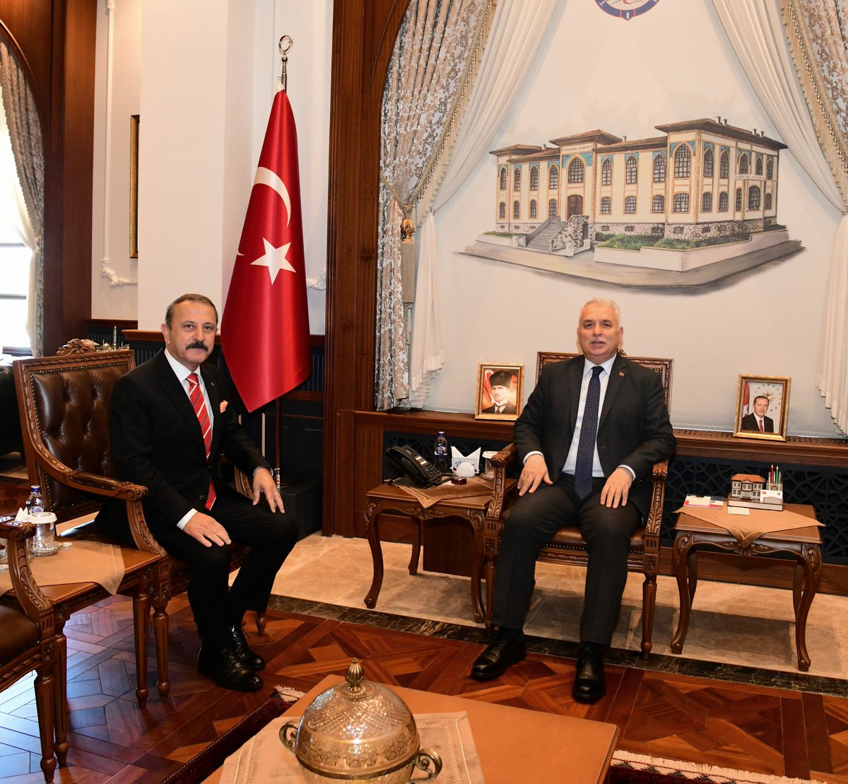Vakfıkebir Belediye Başkanı Fuat Koçal, Vali Aziz Yıldırım'ı ziyaret etti.