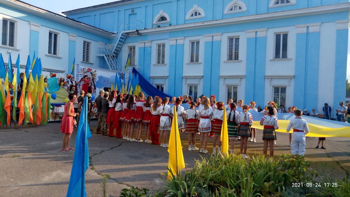 #ChasivYar 
 This is the appearance of a city in which about 13,000 Ukrainians lived until the Russian occupiers came to 'liberate' them. 

The photo shows the celebration of Independence Day in one of the city's schools in 2021. And in the comments video from the pilots of the