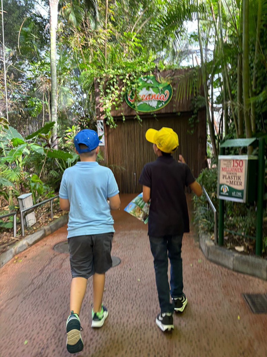 This weekend we have received a very special visit at Loro Parque: Carlos, the child director of @PoemaDelMar and has been received by one of our child directors, Santiago 🤝. We loved this meeting full of learning by sharing ideas💡