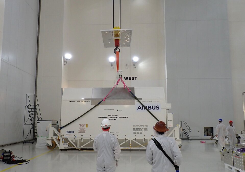 Big step forward in the #EarthCARE launch campaign: the satellite (2000 kg of very sensitive equipment) has been taken out of its storage container and was given some energy by charging up its batteries🔋 More details: esa.int/Applications/O…