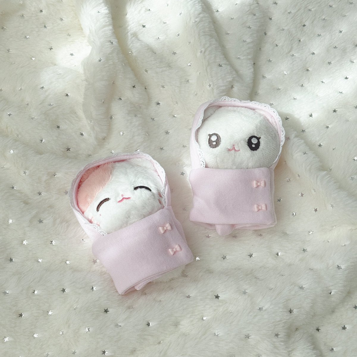 jam2meow's tweet photo. jammeow &amp; nekojan reporting for duty 🤍🎀 https://t.co/ekSfZeS7f9