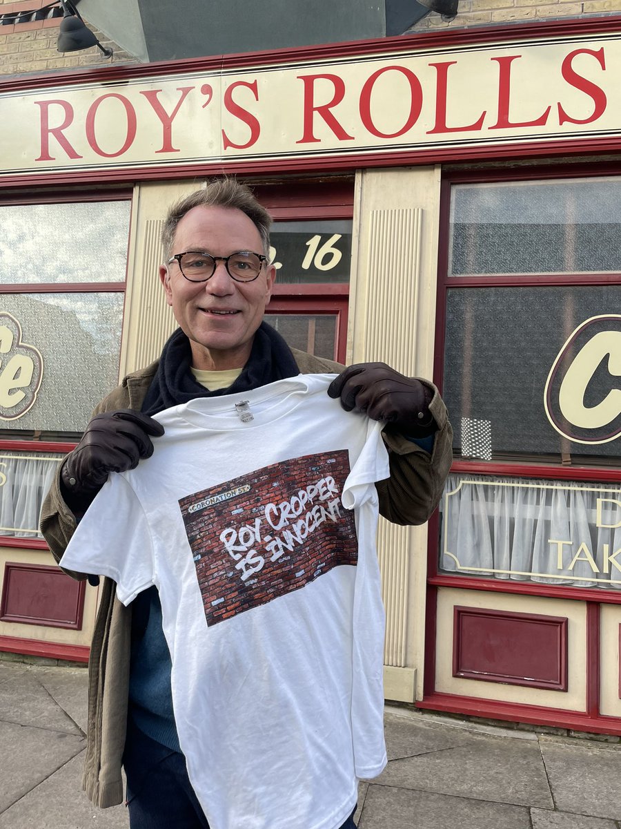 He’s come a Cropper has <a href="/itvcorrie/">Coronation Street</a> Roy perhaps for a crime he didn’t commit? Here’s <a href="/RichardAArnold/">Richard Arnold</a> campaigning on the cobbles of #Weatherfield for
<a href="/GMB/">Good Morning Britain</a>