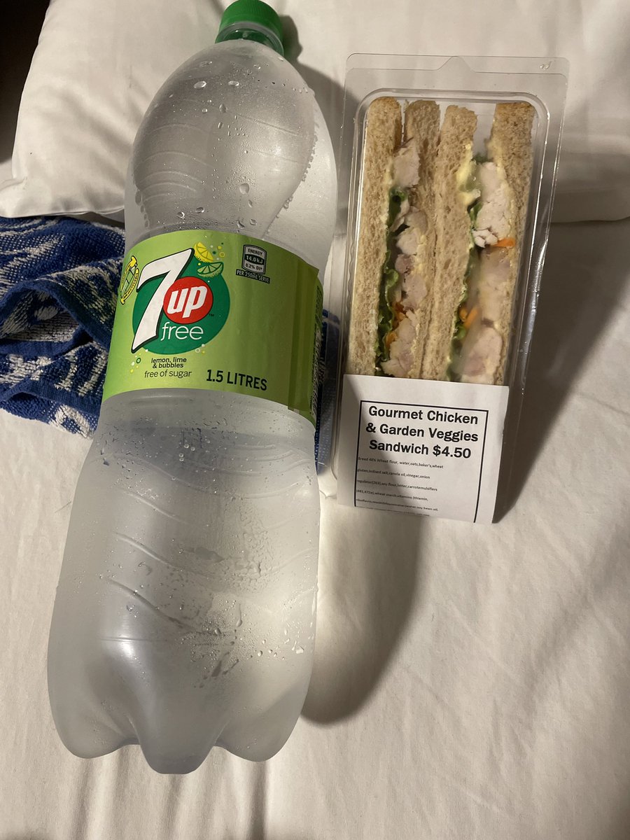 acunesca's tweet photo. ←🇳🇿初日の晩御飯、→🇳🇿最後の晩御飯

退職後ロードトリップかオークランドに残るか迷ったけど、友達と毎日会えるオークランドに留まることが僕の中のワーホリにおける正解に辿り着いた。ニュージーランド自体また来れるし楽しみはとっておこう！ https://t.co/IsDKUpPeIN