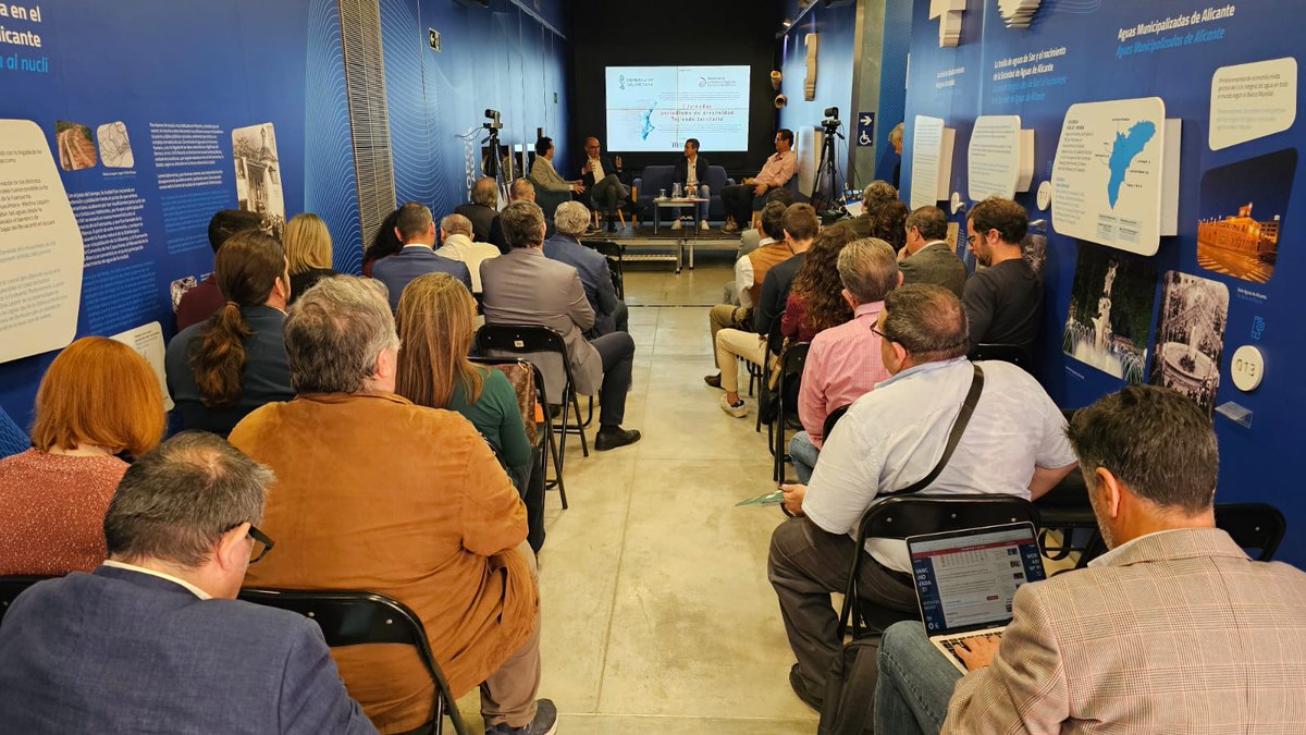 AMDComVal's tweet photo. En nuestra mesa sobre #InteligenciaArtificial, @fvalgrai @acceseo @CibelesGroup hablan de lo rápido que se mueven los tiempos en #IA y se preguntan quién va a hacer de árbitro en estos tiempos de consumo rápido de información #TejiendoTerritorio #AMDComVal #Periodismo https://t.co/9RpjJVuZJq