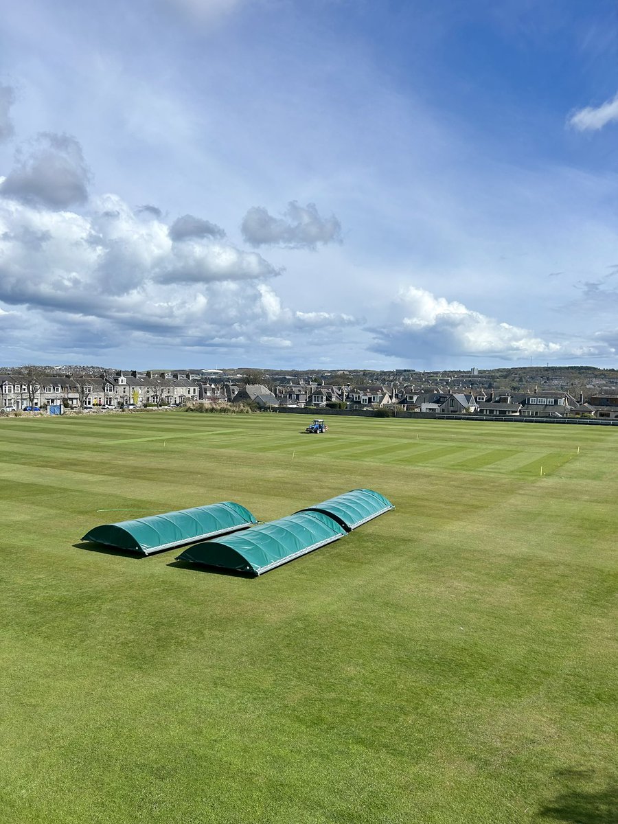 ManVGrass's tweet image. Slowly taking shape. Just the occasional hailstones yesterday. 🌨️