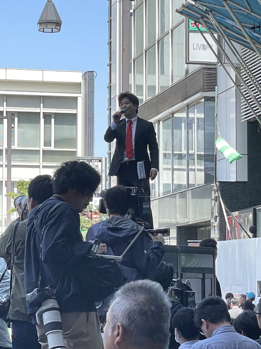 miura_takako's tweet photo. 亀戸駅では見苦しいものを見た。
無所属の乙武氏の演説中、選挙カーの向かいにある電話ボックスの上によじ登り、彼等の真正面に立つ形で『五股不倫、五股不倫』とマイク片手にがなりたて、とてつもない音量のスピーカーで乙武陣営の街宣を妨害する男の姿があった。

あれでは演説の音がまともに聞こえない。お互いがスピーカーのボリュームをあげるだけでただただうるさく、誰が何を言っているのか全くわからない。私は乙武氏や小池百合子都知事の話も聞きたかった。
これは我々聴衆の聞く権利を奪う所業だ。

そもそも電話ボックスの上に人が乗ったり座ったりする行為は許容されるものなのか？

近くには警備の警察官が大勢いたのだが、あの明らかな選挙妨害を誰も取り締まらないのは非常に不可思議だ。
あれが許されるのならば民主主義の根幹である選挙がまともに機能しているとはいえない。

恥ずかしくて子供に見せられない。

#選挙妨害
#東京15区衆議院補選