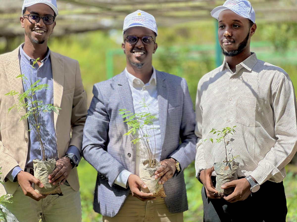 DEH_ORG's tweet photo. Waxa aanu ka qeyb qaadanay xuska Maalinta dhir beerista dalka ee 15 april oo si weyn looga xusey guud ahaan dalka oo dhan.
#Maalinta_dhirbeerista_qaranka 🌳
#SomalilandPlantingDay 🌳 https://t.co/oE956F13zr