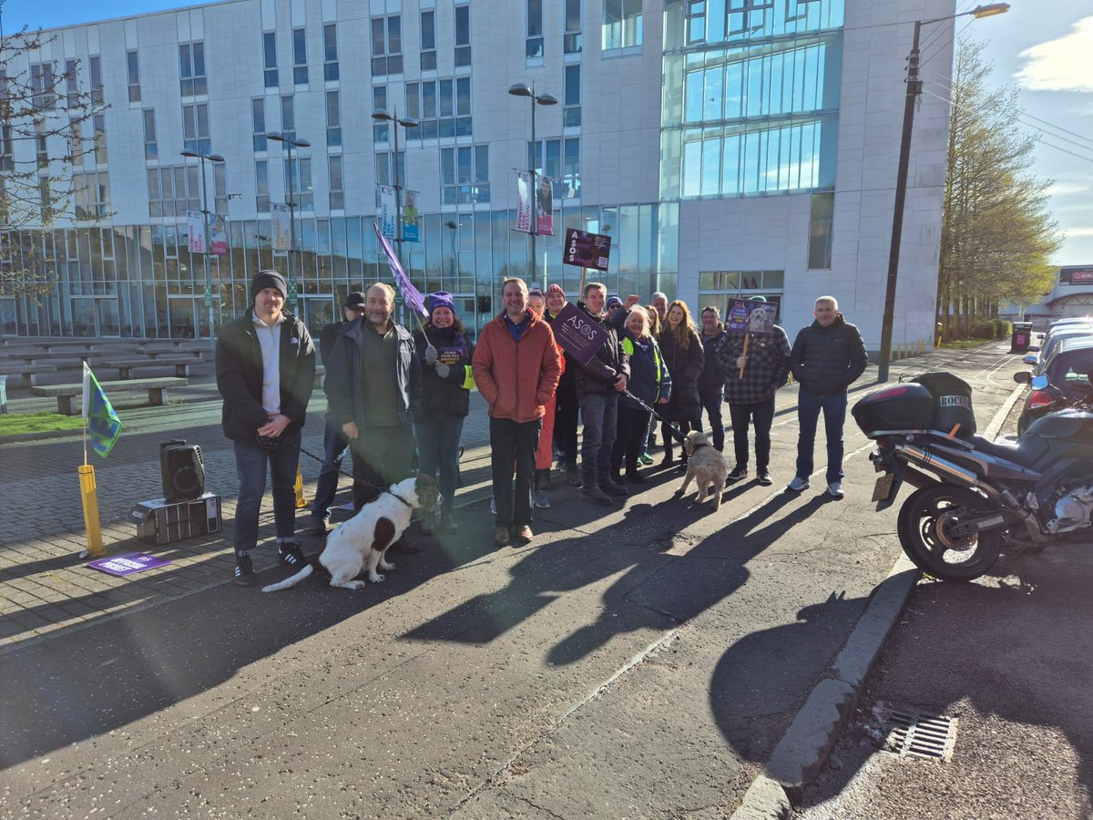EISFela's tweet photo. Picket lines are in force across Glasgow today with EIS FELA lecturers on strike for fair pay. Lecturers are strike strong at City of Glasgow, Glasgow Kelvin and Glasgow Clyde colleges. #fightingforfe https://t.co/joYENnL0on