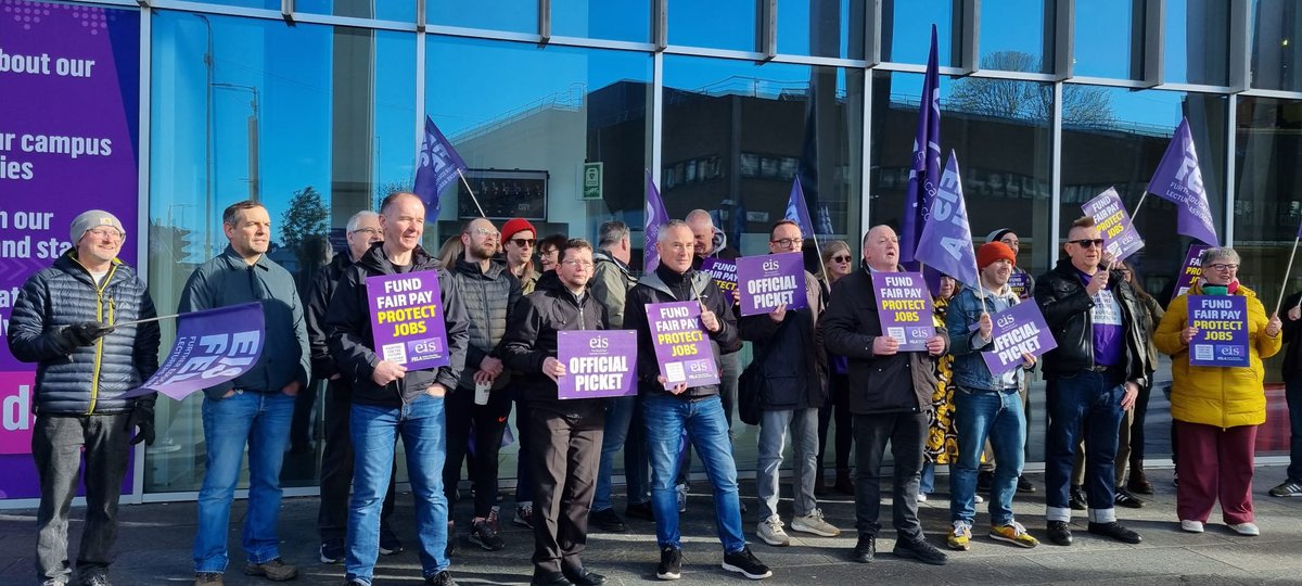 EISFela's tweet photo. Picket lines are in force across Glasgow today with EIS FELA lecturers on strike for fair pay. Lecturers are strike strong at City of Glasgow, Glasgow Kelvin and Glasgow Clyde colleges. #fightingforfe https://t.co/joYENnL0on