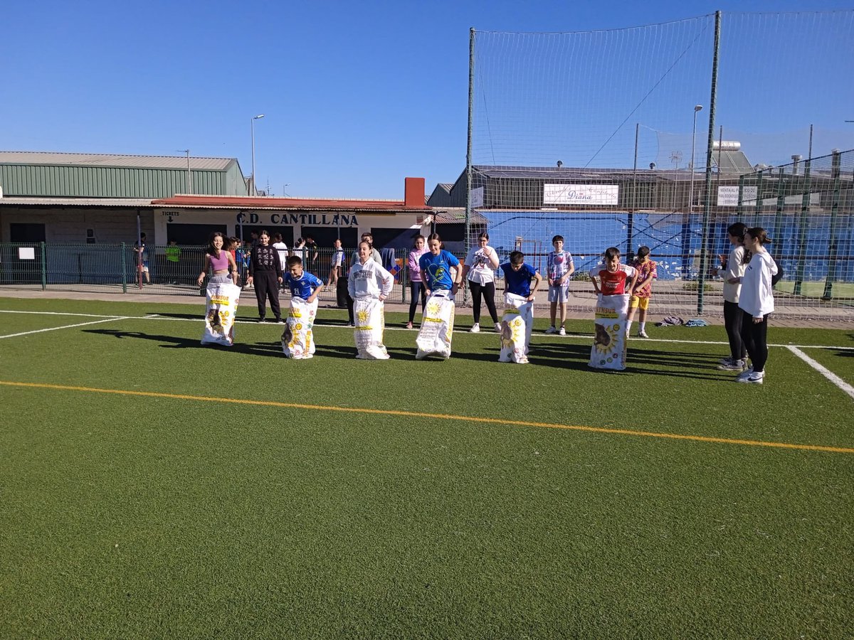 iescantillana's tweet photo. El pasado viernes 12 de abril tuvo lugar la jornada de convivencia entre el alumnado de 1ºESO  y de 6º de los colegios La Esperanza y La Soledad dentro del programa Tránsito. Se realizaron 15 actividades deportivas en las que el alumnado de 1º Bach actuaron de monitores. https://t.co/CHEkQAjM8p