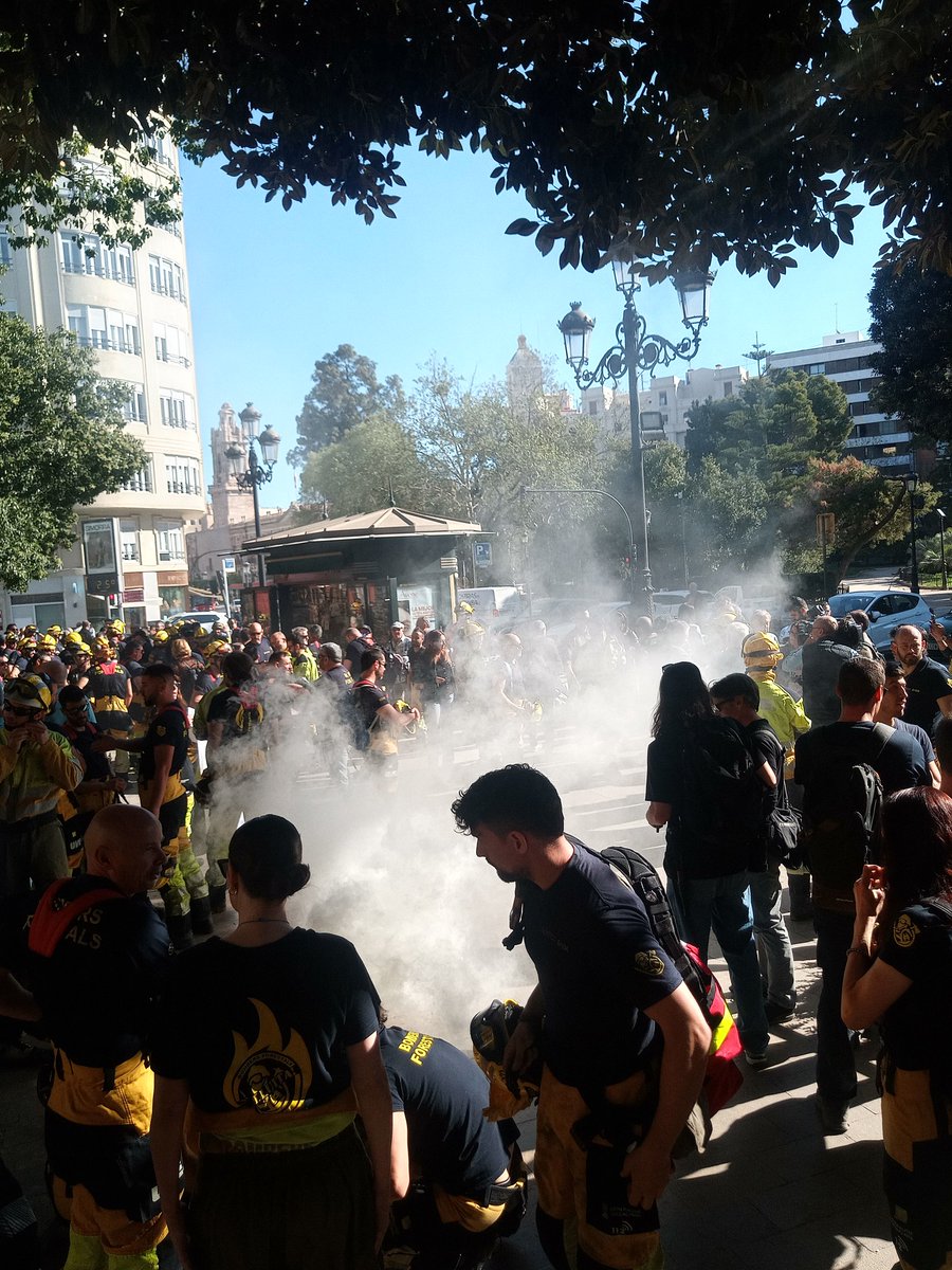 niueret's tweet photo. No anem a parar @ElisaNunez_S @carlos_mazon_ 
#algunosquentiendendefuego
#bombersforestalsgv
#losdeamarillo
@BBFF_CgtPv https://t.co/Ay3JG5Pq2s