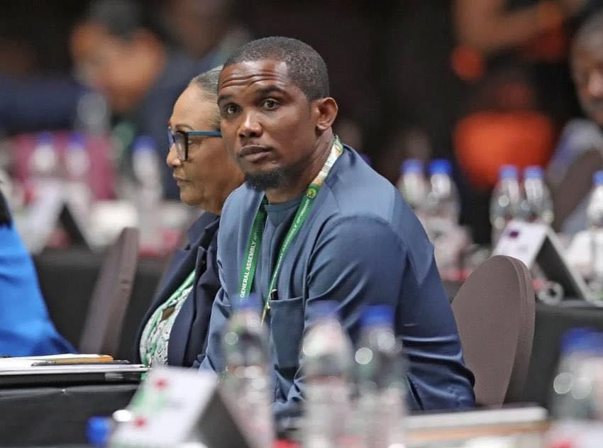lataniere237's tweet photo. Selon des sources relayées par Africa Intelligence, Samuel Eto'o, actuel président de la Fédération Camerounaise de Football (FECAFOOT), est convoqué par la Confédération Africaine de Football (CAF) au Caire le 17 avril 2024. 

Cette convocation est liée à une enquête pour "comportement inapproprié" en raison de soupçons de trucage de matchs, suite à la fuite d'enregistrements audio. Cette convocation pourrait influencer l'avenir du Président de la Fecafoot à la tête de la fédération. 🤔🤔