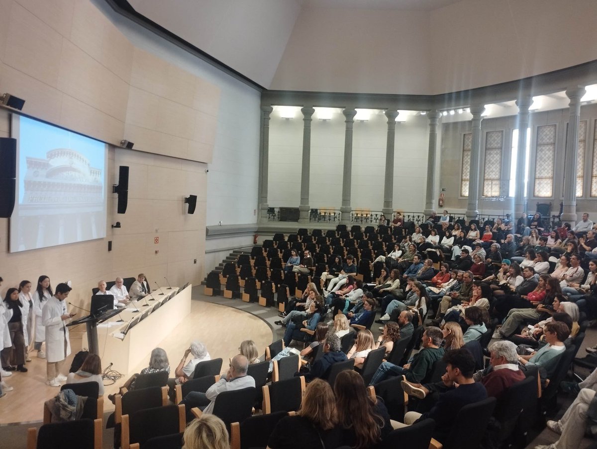 CampusClinicUB's tweet photo. #JPOMedicina| 📢 Avui el Paranimf del #CampusClínicUB ha acollit la sessió informativa del grau de #medicina en la que han participat diferents representants del grau i alumnes de cursos superiors.

Si voleu estudiar el grau de medicina la #FMiCS es la vostra millor opció! https://t.co/dcqnYX25qF