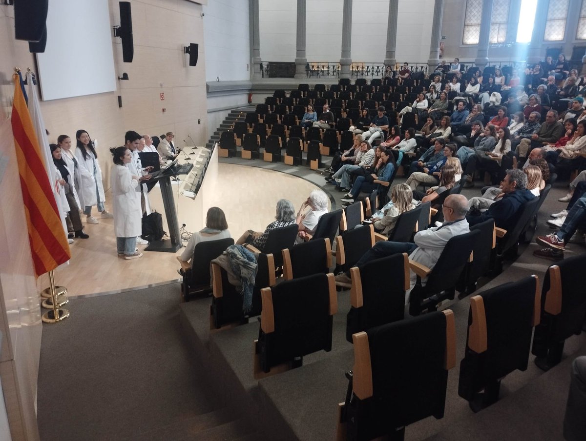 CampusClinicUB's tweet photo. #JPOMedicina| 📢 Avui el Paranimf del #CampusClínicUB ha acollit la sessió informativa del grau de #medicina en la que han participat diferents representants del grau i alumnes de cursos superiors.

Si voleu estudiar el grau de medicina la #FMiCS es la vostra millor opció! https://t.co/dcqnYX25qF