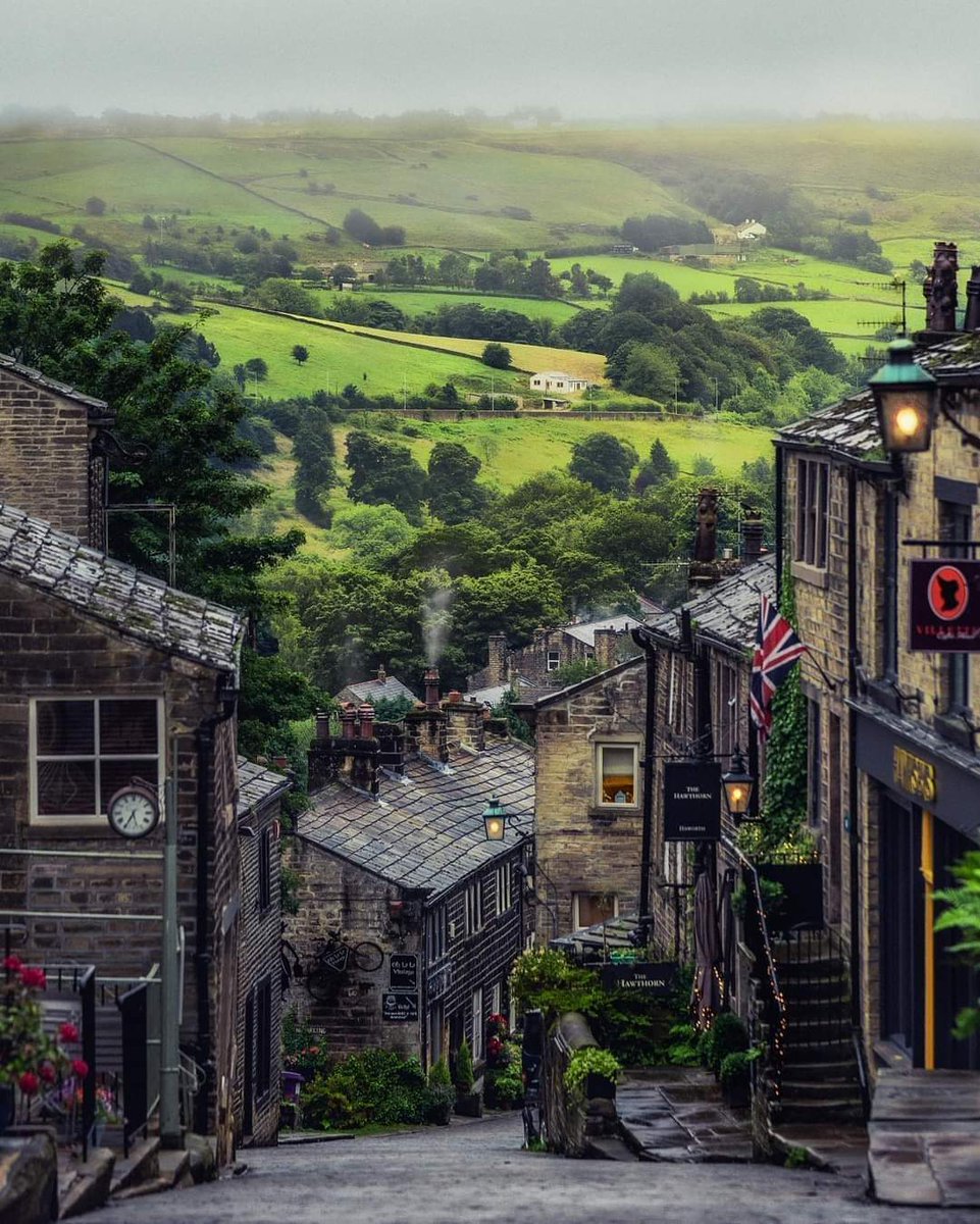 The English/British countryside really is beautiful. Haworth village, West Yorkshire. ❤️ 🌹👊🤍