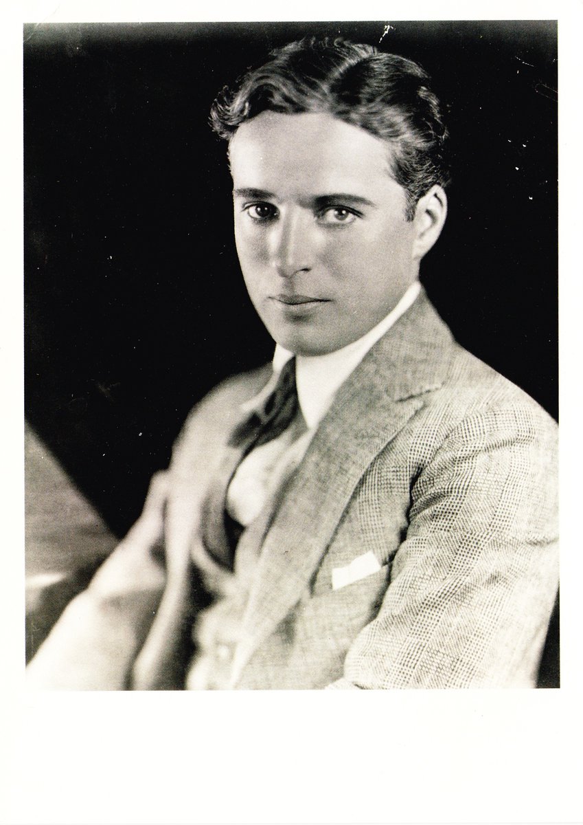 Celebrating the life of comic actor #CharlieChaplin today on a #postcard from the National Portrait Gallery, photo taken c1920. He was born #OTD in 1889 in London & went on to delight millions with his slapstick & subtle comedy films. RIP #LittleTramp 🥲
#CharlesChaplin #actor