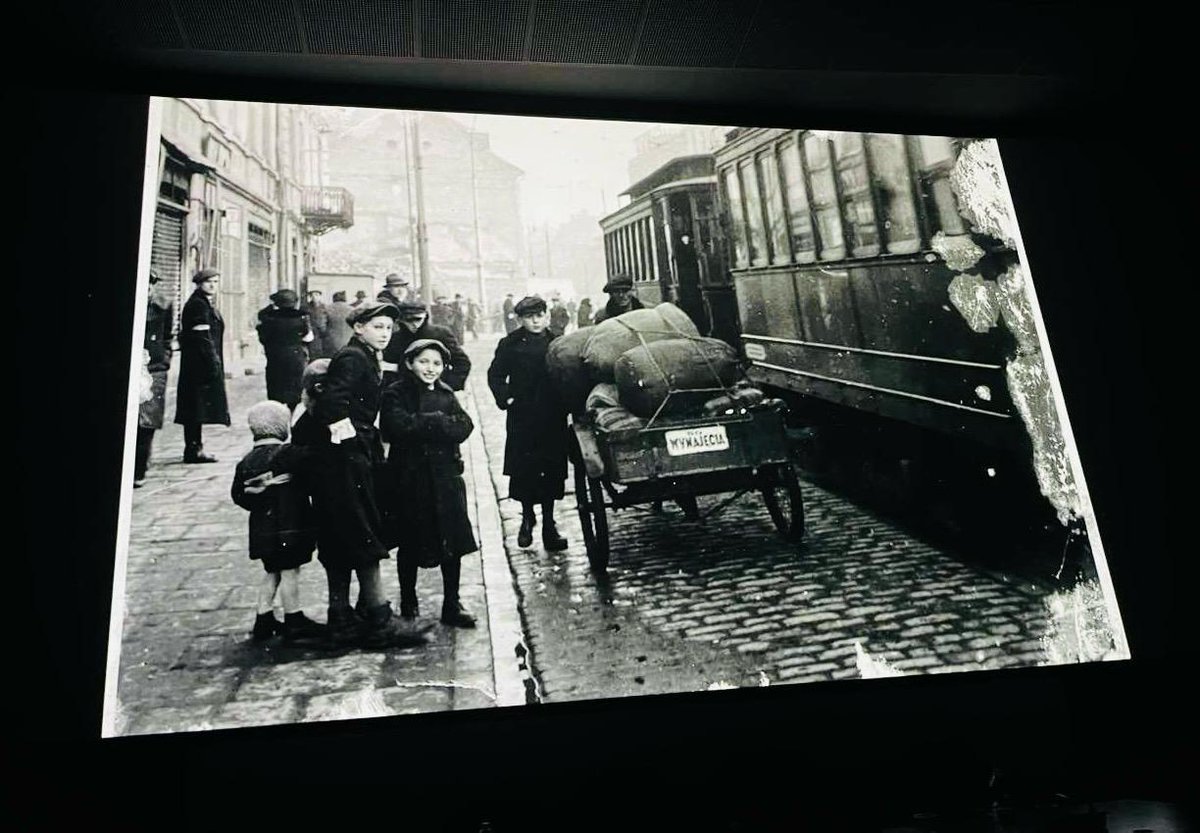Al @CinemaMassimo, Zuzanna Schnepf-Kołacz (@polinmuseum) ha raccontato il ghetto di Varsavia e il significato dell'Akcja żonkile, la campagna del 'narciso giallo' per ricordare i combattenti della Rivolta del ghetto. Presente tra gli altri Dario #Disegni (com. ebraica di #Torino)