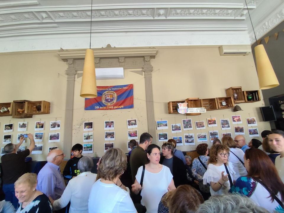 ConfePenyesFCB's tweet photo. 5⃣0⃣🥳 La @pbmontcada va fer la inauguració de l'exposició fotogràfica dels seus 50 anys d'història!
📅 Fins a mitjans de maig, la mostra es podrà visitar al Cafè Colón de Montcada i Reixac.

🔵🔴 #FemBarçaFemPenya #ForçaBarça https://t.co/RInDX8cbG9