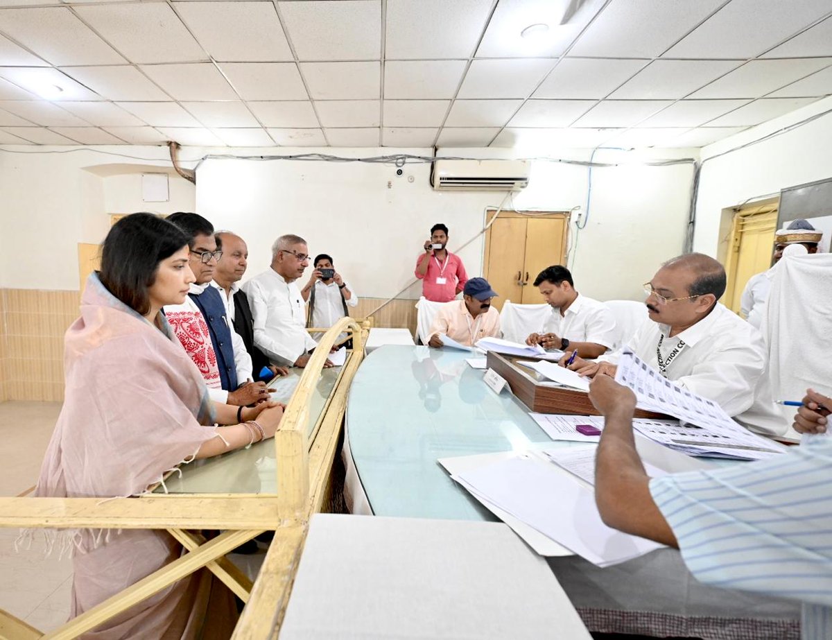 मैनपुरी लोकसभा क्षेत्र से समाजवादी पार्टी की प्रत्याशी श्रीमती डिंपल यादव जी का नामांकन।