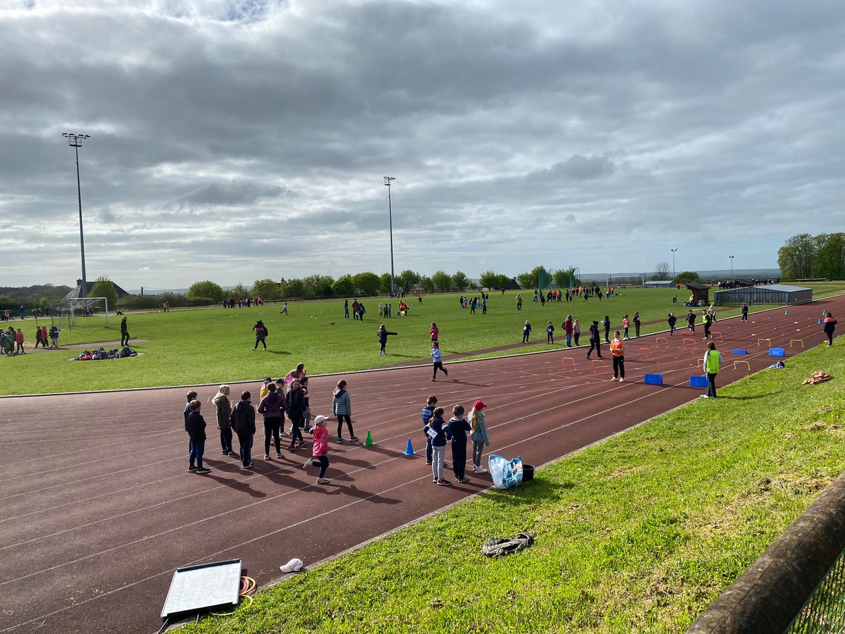 Ce mardi, grosse journée de sport avec l'Anim Athlé au stade l'hippodrome de Mortagne ! Plus de 600 élèves présents pour découvrir de multiples ateliers dont une partie encadrée par nos élèves de CM2, merci à eux. Merci à notre partenaire <a href="/Usep61/">Usep6</a>  pour l'organisation.
