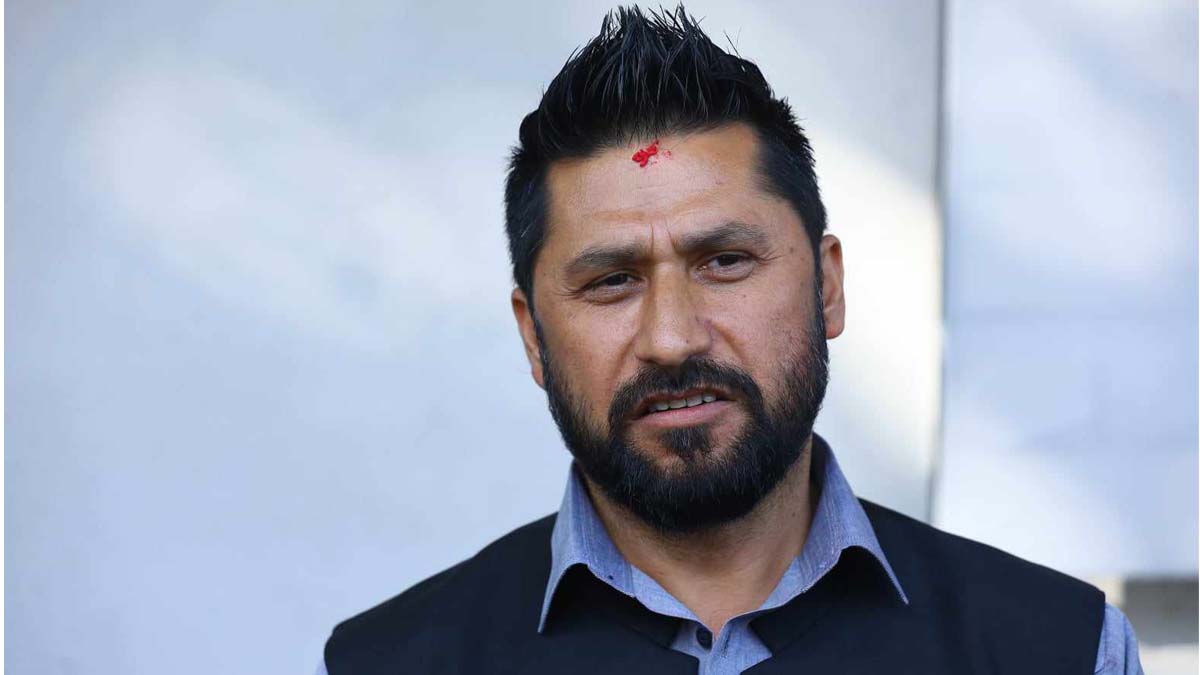 rameshpkharel's tweet image. गृहमन्त्री रवि लामिछानेले सहकारीबाट रकम लिएको प्रहरी अनुसन्धानबाट पुष्टि हुदाहुदै उनलाई प्रतिवादी नबनाइनु कानुनी राज्यको उपहास हो। सरकारले संवैधानिक छानविन समिति बनाई भुइमान्छेलाई न्याय दिओस् र त्यतिन्जेल लामिछानेले पनि सत्ता बाहिर रहेर छानविनलाई निष्पक्ष रूपमा कार्य गर्न देउन्।