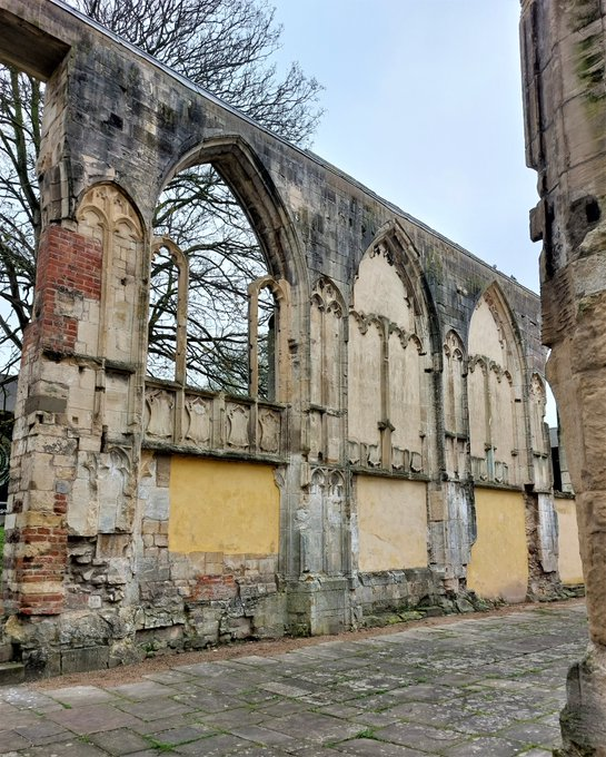 #TraceryTuesday A bit of original tracery of Greyfriars Gloucester. Founded c. 1231, the Franciscan friary had local support and saw major rebuilding in 1519. Post Henry VIII's dissolution of monasteries it became workshops + houses, w walls and windows hidden, but surviving.